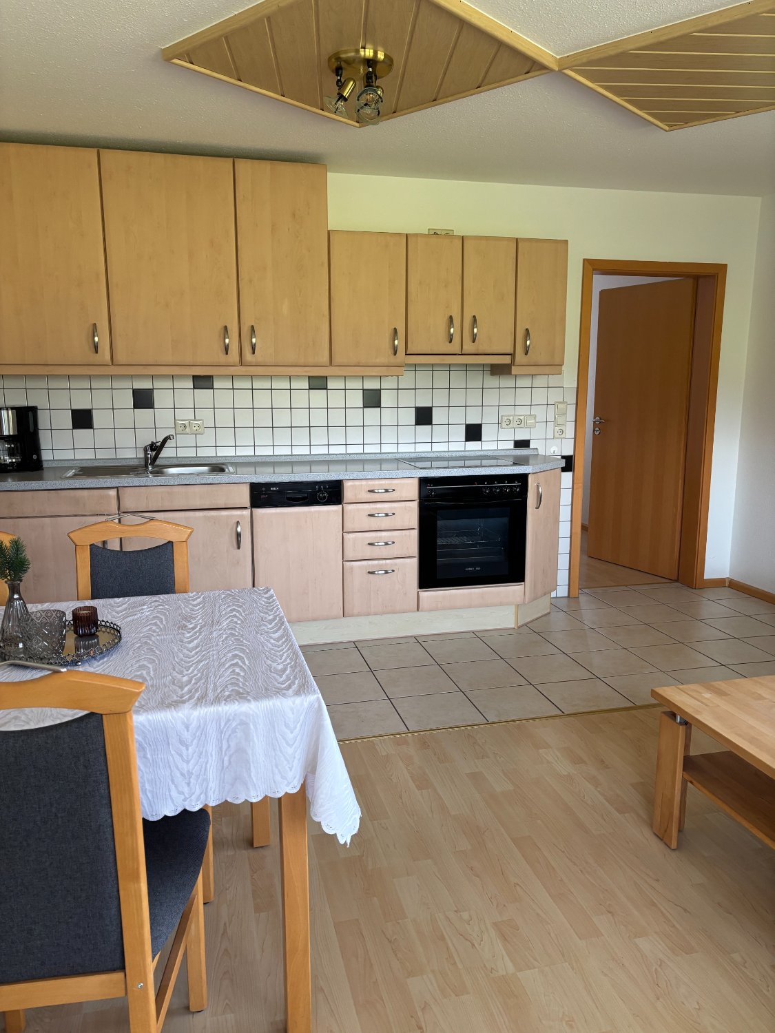 Küche mit Holzfront und Arbeitsfläche