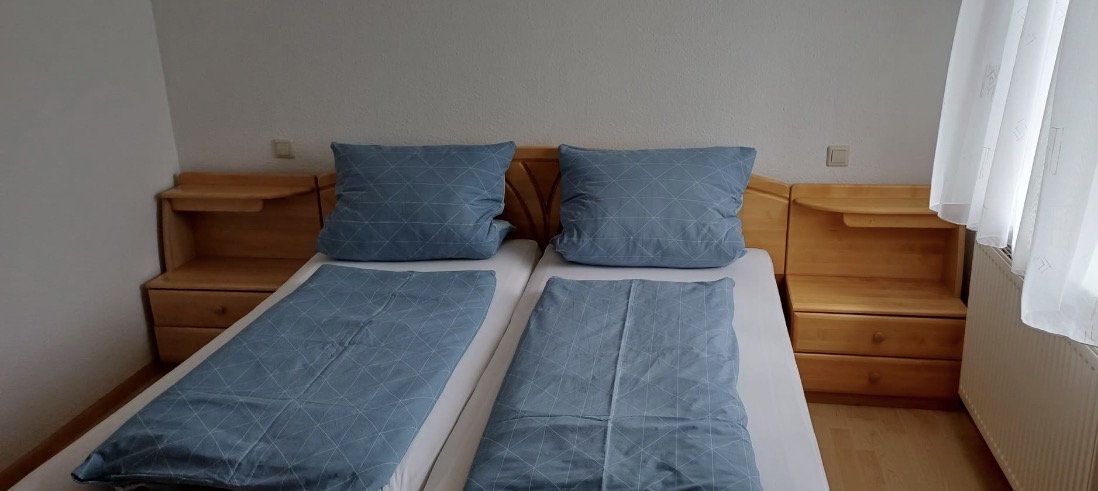 Schlafzimmer mit Doppelbett und Nachttischen